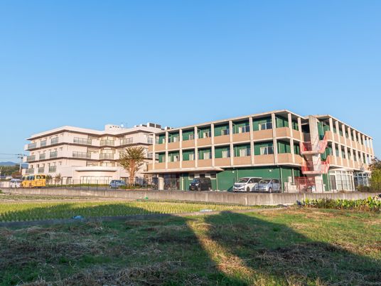 広々とした明るい建物外観