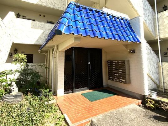 青い屋根のエントランス  