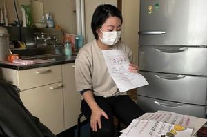 資料を読むスタッフ
