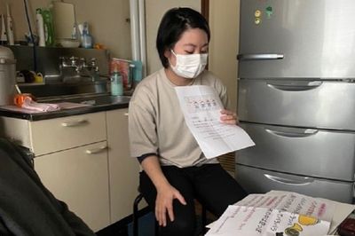 資料を読むスタッフ