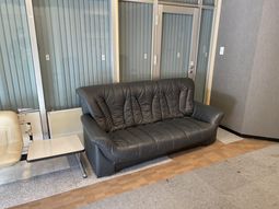 落ち着いた色合いのロビー