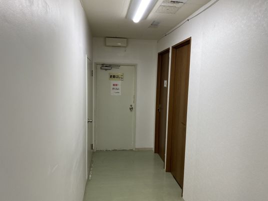 廊下にある洗濯室の出入口