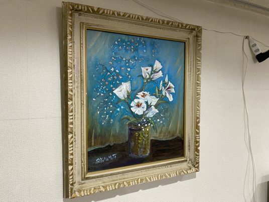 壁掛けの絵画の様子