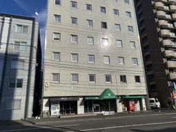 緑のオーニングが目印の外観