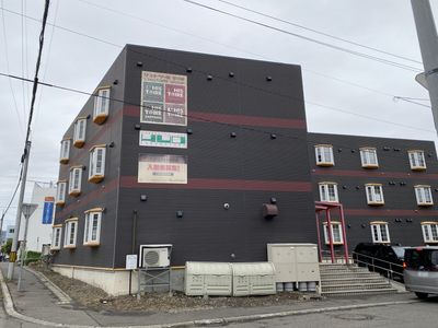 モダンな外観の建物