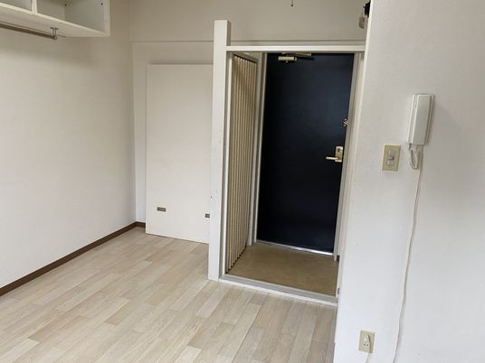 広々とした居室入口