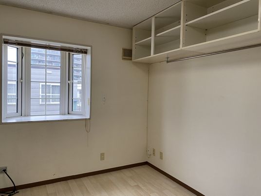 明るい居室の一角