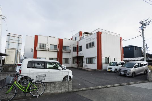 自動車の並ぶ建物外観