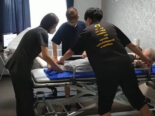 体位変換を行っている部屋