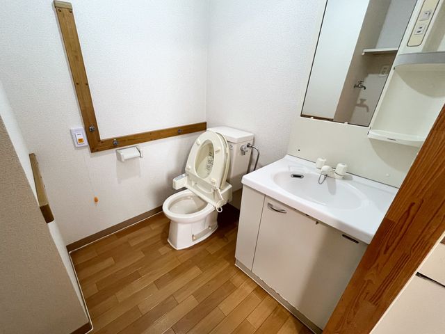 ゆとりある清潔なトイレ 洗面台 手すり付きのトイレは安全に配慮され、清潔な洗面台も完備して、快適な毎日を支援します。