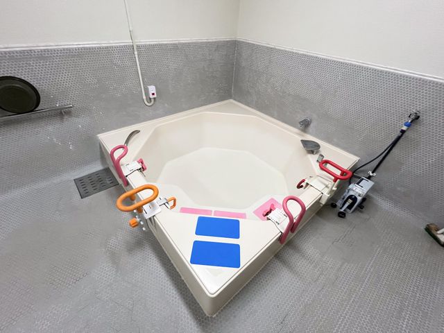 ゆったりとした浴室 浴室 ゆとりのある作りの浴室です。安全な入浴をサポートする手すりが備わっており、安心してご使用いただけます。