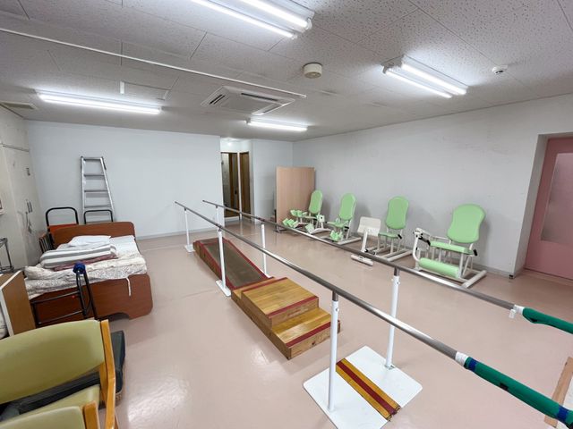 機能訓練室の風景 機能訓練室 明るく広々とした機能訓練室です。バランスや筋力向上のための様々な器具を備え、安全に運動ができる環境が整っています。