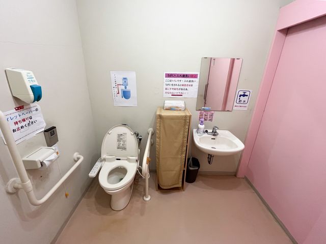 バリアフリー設計のトイレ トイレ 安心してご利用いただける手すり付きのゆったりとしたトイレ空間。明るく清潔な環境が保たれています。
