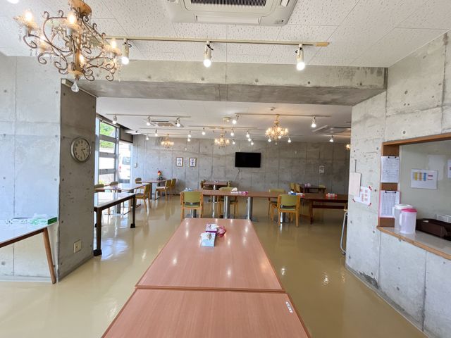 居心地の良いダイニング ダイニングルーム 広々としたダイニングでは、ゆったりした時間をお過ごしいただけます。暖かみのある照明が空間に安らぎを与えています。