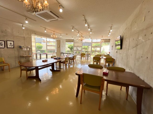 ゆったり過ごせる食堂 食堂 広々とした食堂は、日差しをたっぷり浴びながら、美味しいお食事を召し上がれる空間です。テーブル間に余裕があるため、どなたでもゆったりとお過ごしいただけます。