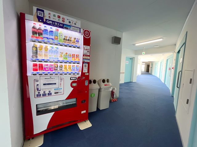 自動販売機がある廊下 廊下 清潔感あふれる廊下に設置された自動販売機は、いつでもお好きな時に飲み物を選べます。