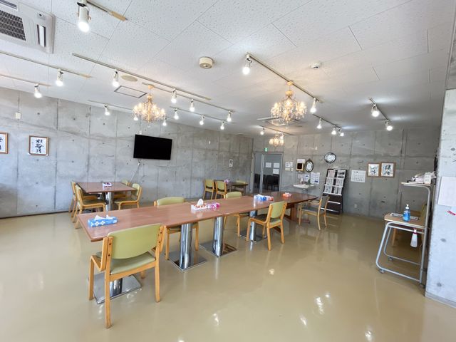 居心地の良いダイニングルーム ダイニングルーム ゆったりした空間のダイニングルームです。明るく温かみのある雰囲気で、共に食事のひとときをお過ごしいただけます。