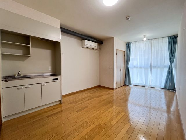 明るい個室の居室 居室 ゆとりのある居室は、明るい日差しが入り、自由に過ごすスペースが備えられています。
