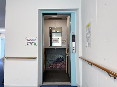 安全なエレベーター入口