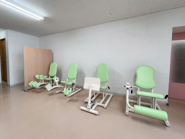 明るいリハビリ用具の並ぶ空間 機能訓練室 清潔感のあるリハビリ設備が整った空間です。ゆったり配置された椅子で、快適に体を動かすことができます。