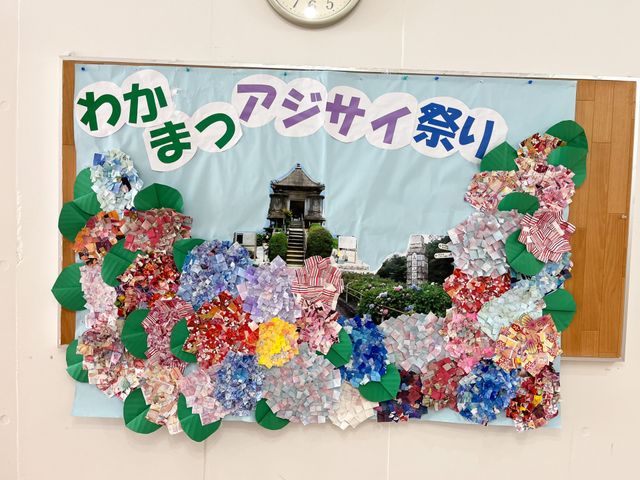 彩り豊かな掲示物 掲示物 壁に飾られた手作りの装飾です。色とりどりの紙で作られ、見る人の心を和ませる工夫がされています。