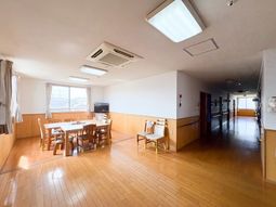 明るい食堂と廊下  