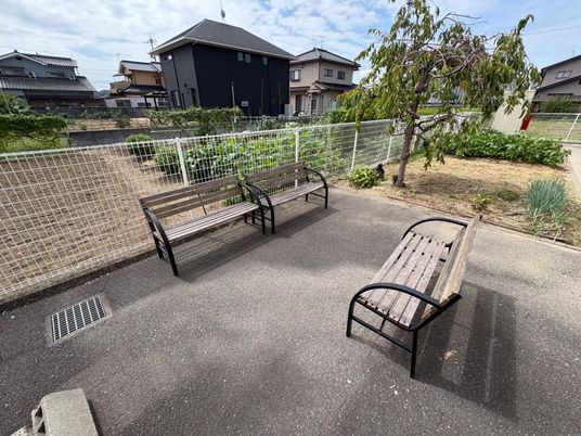 庭のベンチ  