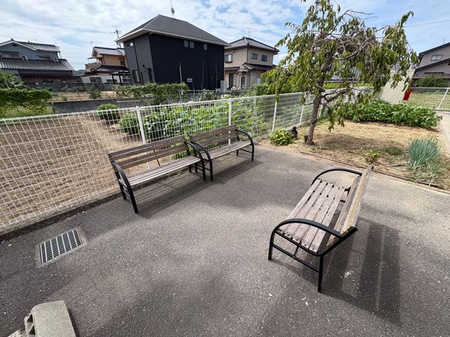 庭のベンチ 庭   ベンチが置かれた屋外の庭です。木々や植栽があり、休憩や気分転換に使いやすい落ち着いた空間です。