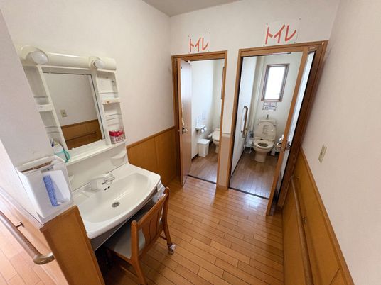 洗面台と個室トイレのある廊下  