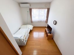明るい居室の様子  