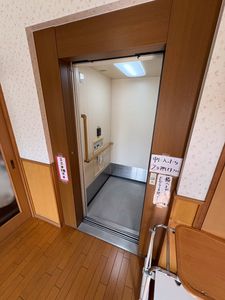 浴室前のエレベーター  