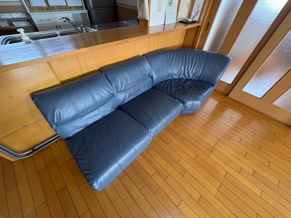青いソファのあるラウンジ  