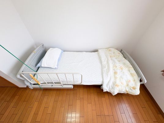 シンプルな居室のベッド  