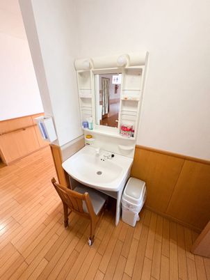 洗面台のある廊下  