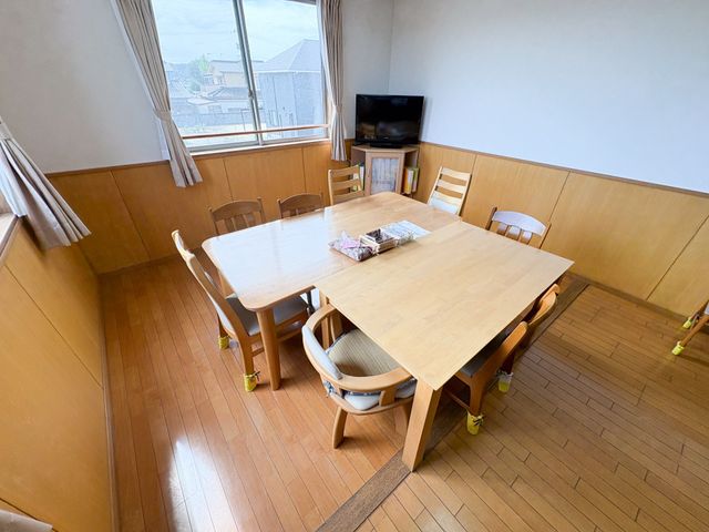 明るい食堂のテーブル 食堂   大きな窓から光が入る、明るい食堂です。広めのテーブルが置かれ、落ち着いて食事や会話がしやすい雰囲気です。