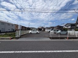 施設前の駐車場  