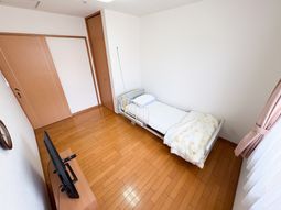 明るい居室のベッド  