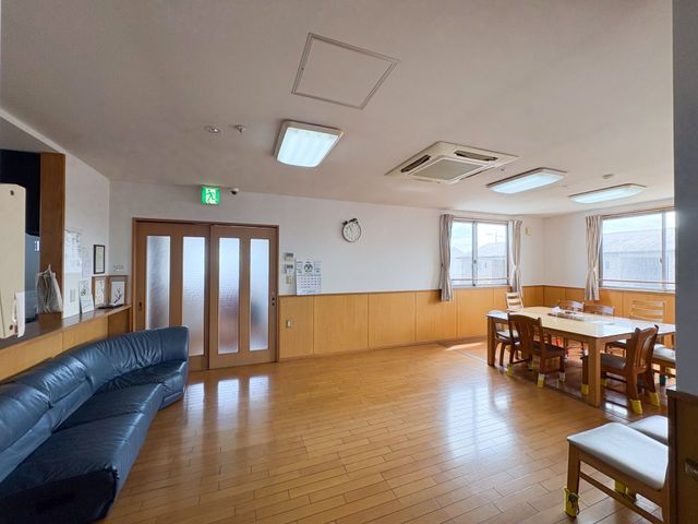 明るい共有リビング リビング   自然光が入る広めの共有空間です。ソファやテーブルがあり、くつろぎや会話がしやすい雰囲気です。