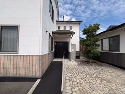 緑ある玄関アプローチ外観  