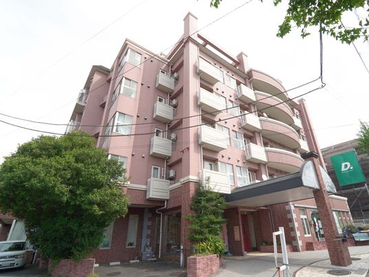 ピンクの外壁の建物