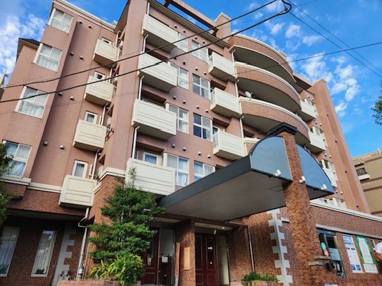 介護の場となる建物の外観