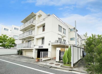 明るい施設の外観