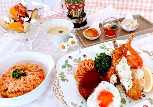 彩り豊かな料理の盛り付け