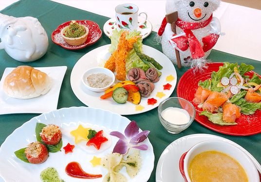 カラフルな料理の食卓