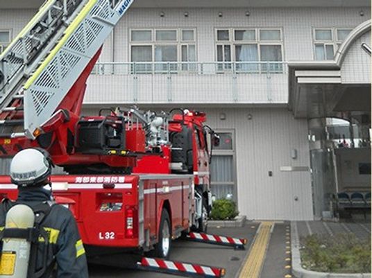 消防車のある建物外観  