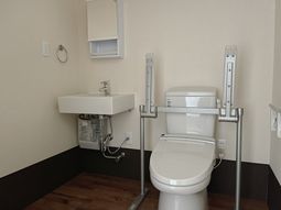 バリアフリー設計のトイレ