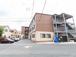 茶色の建物の外観