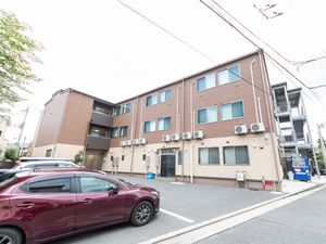落ち着いた色合いの外観