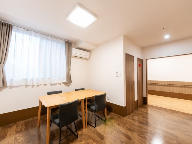 ゆったりとした居室 居室 ゆったりとしたスペースの居室です。窓からの自然光が心地良い場所で、日々の暮らしをイメージしていただけます。