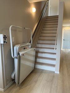 階段と昇降機のある廊下